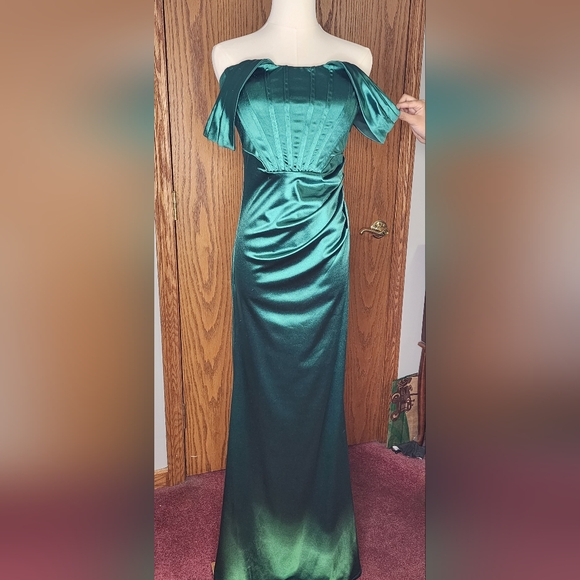 Chic One-Shoulder Green Evening Gown - Picture 3 of 4